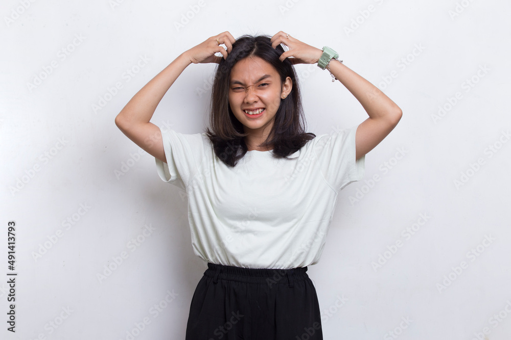 Young beautiful asian woman scratching head with hand isolated on white background
Young beautiful asian woman scratching head with hand isolated on white background