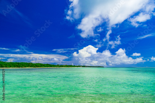 美しい海と空　沖縄県竹富島 © Miyuki Motomura