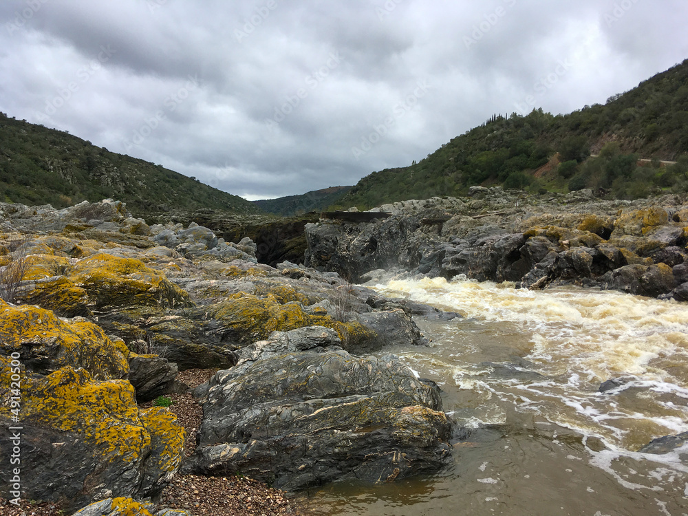 Cañón, rápidos y cascadas del río Guadiana en Mértola (Portugal) en el paraje natural conocido como el Salto del Lobo (en portugués: Pulo do Lobo). El Parque Natural del Valle del Guadiana.
