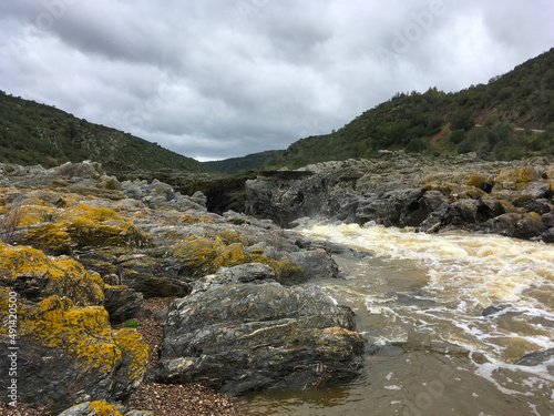 Cañón, rápidos y cascadas del río Guadiana en Mértola (Portugal) en el paraje natural conocido como el Salto del Lobo (en portugués: Pulo do Lobo). El Parque Natural del Valle del Guadiana.