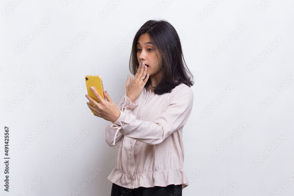 shock young asian beautiful woman using mobile phone isolated on white background
shock young asian beautiful woman using mobile phone isolated on white background