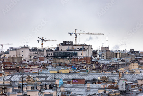 Вид на старинные крыши Санкт-Петербурга, пасмурным днем © Anatolii