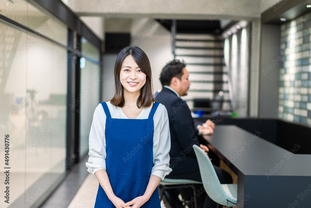 オフィスのカフェテリアで働く女性 オフィスのカフェテリアで働く女性