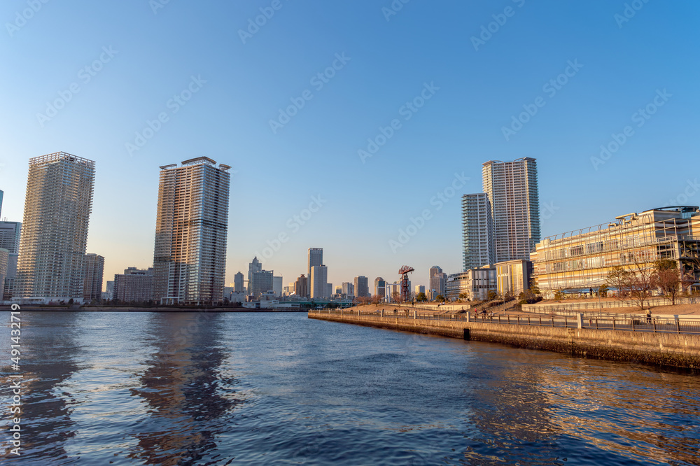 Naklejka premium 東京都江東区豊洲から見た夕方の都市景観