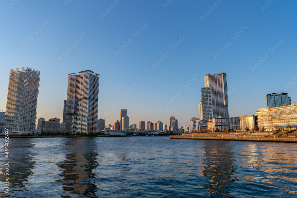 Naklejka premium 東京都江東区豊洲から見た夕方の都市景観