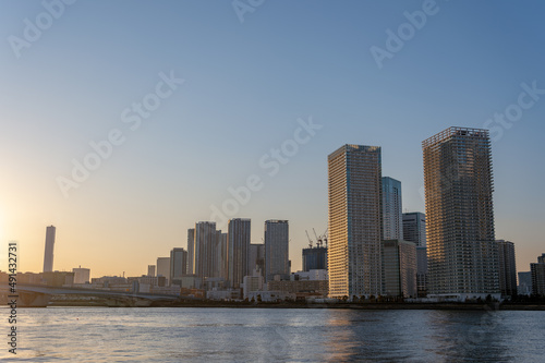 東京都江東区豊洲から見た夕方の都市景観 © zu_kuni