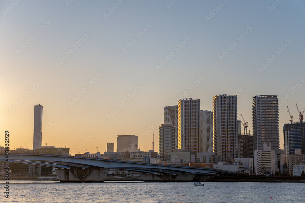 東京都江東区豊洲から見た夕方の都市景観