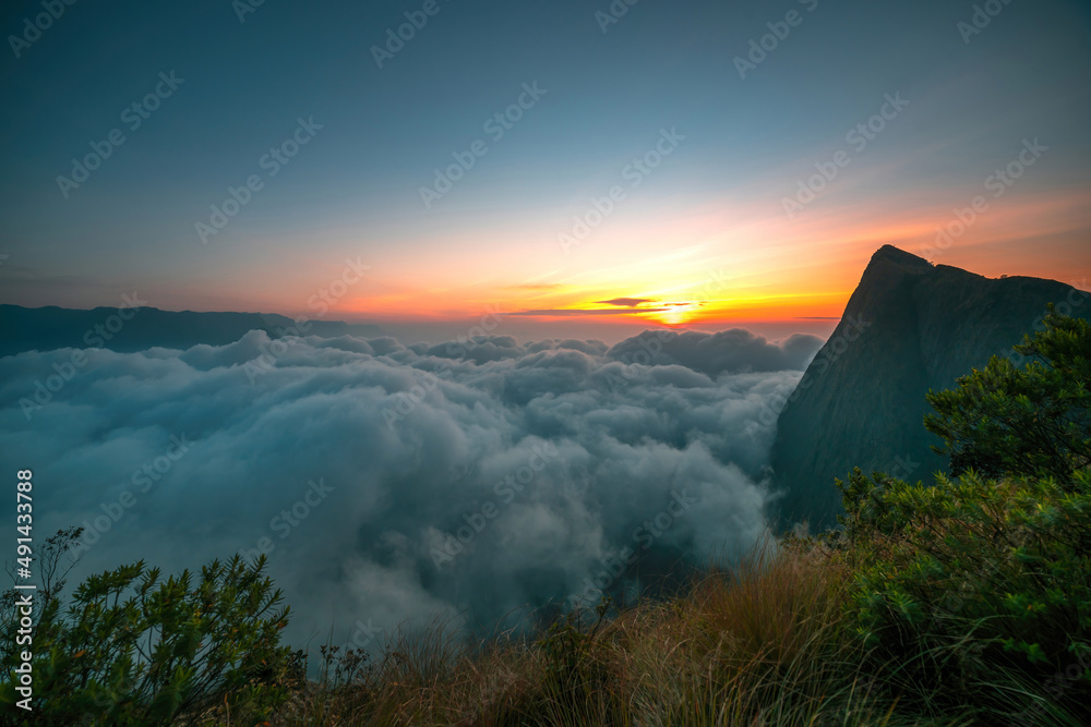 Obraz premium Breath-taking sunrise view over the mountains with foggy landscape shot from Munnar Kolukkumalai, Indian Travel and tourism image