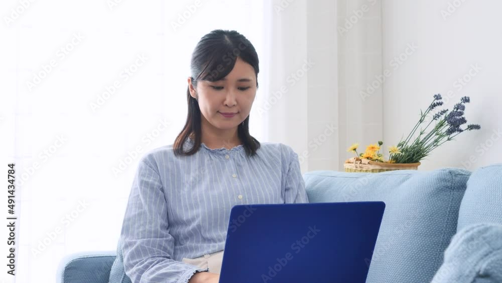 女性　パソコン　リビング