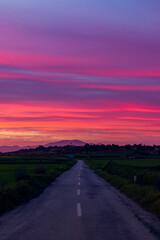 Keuken achterwand Purper Vurige rode zonsondergang boven landweg  © manuta