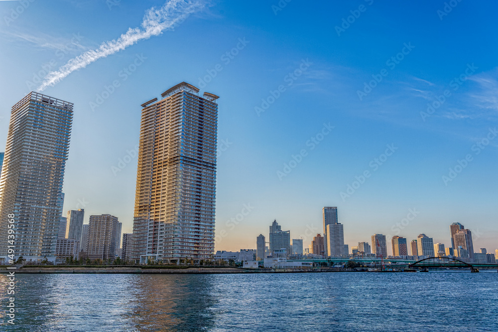 Naklejka premium 東京都江東区豊洲の夕方の都市景観