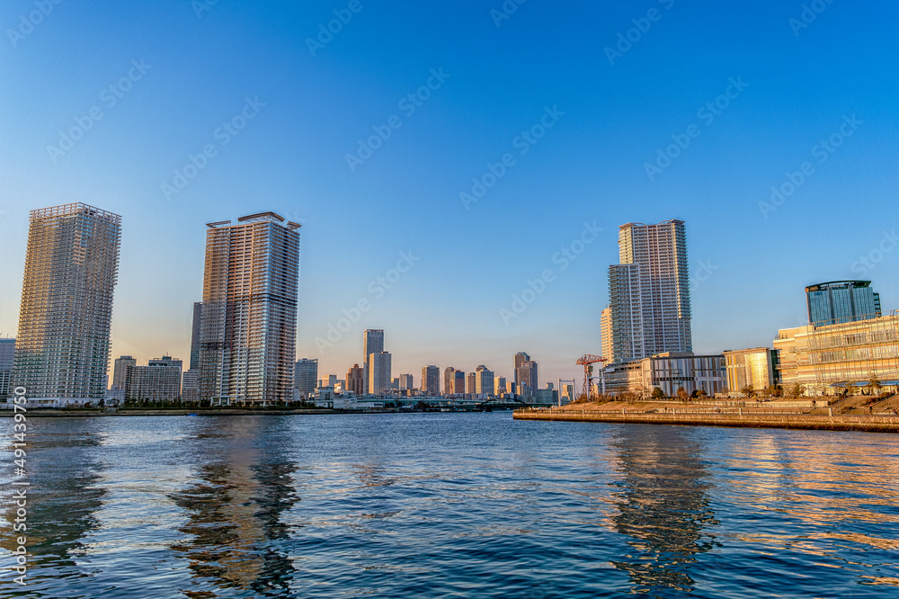 Obraz premium 東京都江東区豊洲の夕方の都市景観