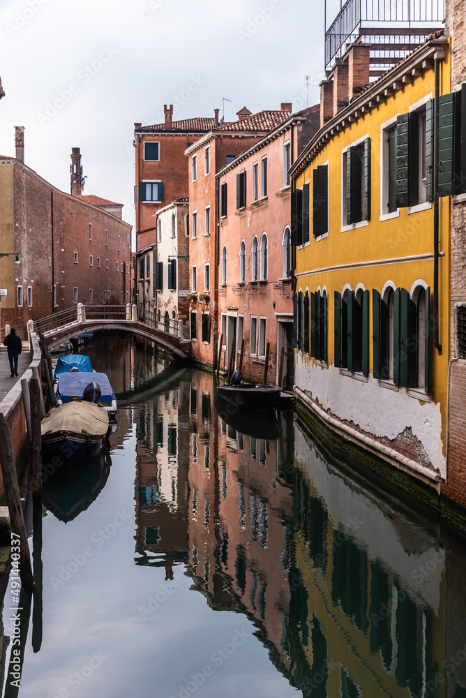 Kanal mit Booten und bunten Fassaden im Sestiere Dorsoduro Venedig