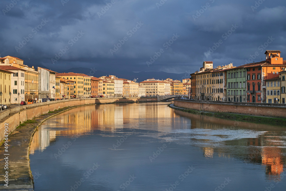 Naklejka premium Rzeka Arno w Pizie.