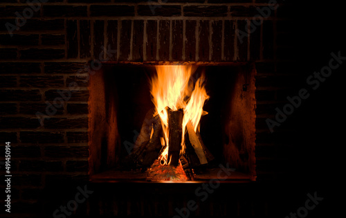 Kaminfeuer im eigenen offenen Kamin