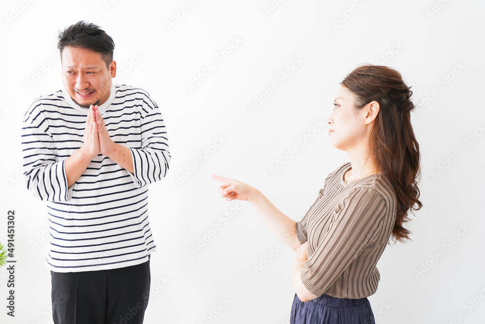 夫婦喧嘩をする若い夫婦 夫婦喧嘩をする若い夫婦