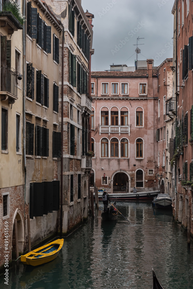 Kanal mit Gondeln in Venedig 