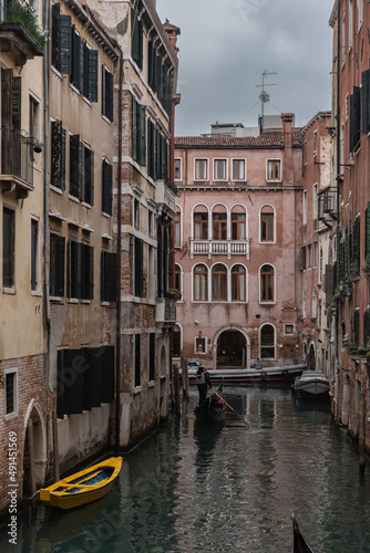 Kanal mit Gondeln in Venedig 