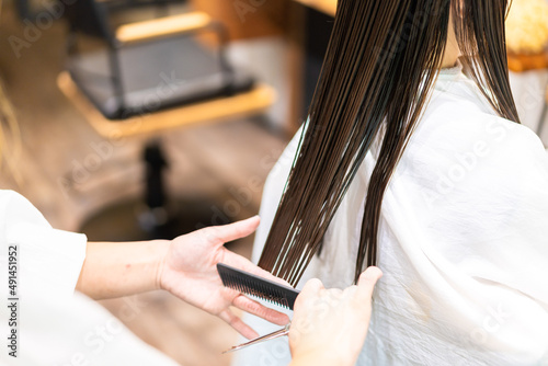 女性のヘアカットをする美容師 photo