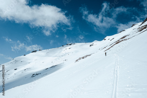 Sci alpinista in salita verso il Tällihorn, canton Grigioni, Svizzera