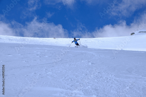 Sci alpinista in discesa nella neve fresca dal Tällihorn, canton Grigioni, Svizzera