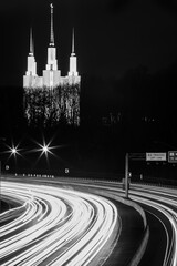 Poster Zwart Verlichte stadsskyline bij nacht  © Ravneet