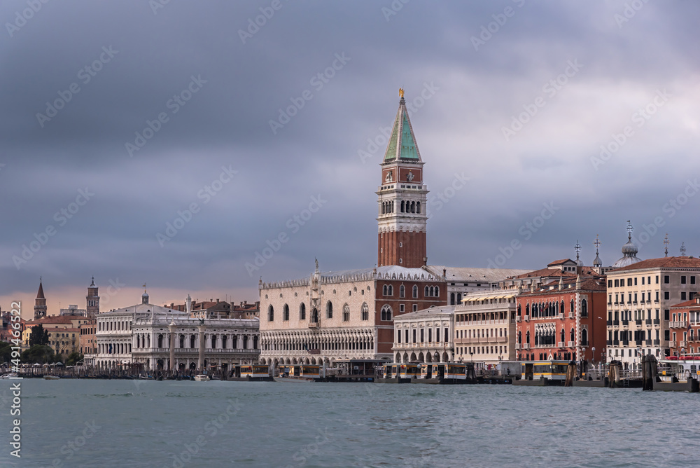 Blick auf Venedig, Markusplatz mit Dogenpalast und Markusturm im Abendlicht