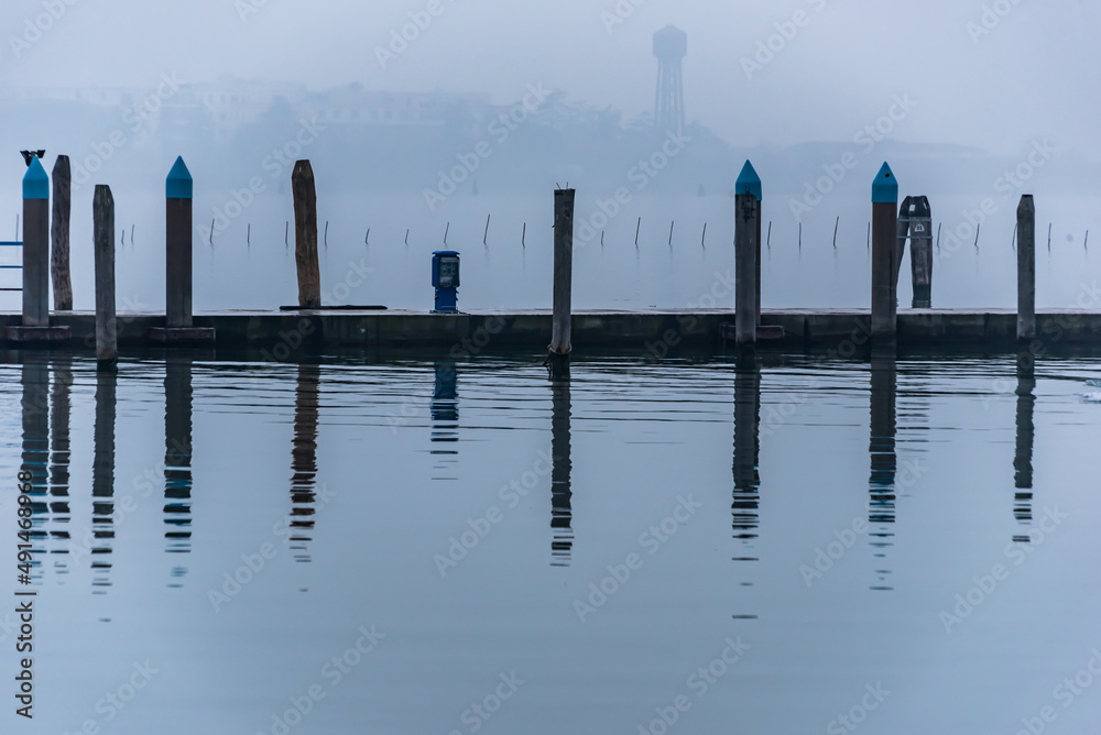 Dalben in der Lagune von Venedig bei Nebel