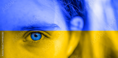 Panorama Kinder Augen voller Traurigkeit in Ukraine Farben  photo