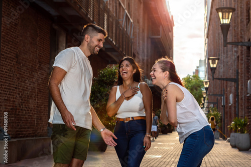 Grupo de amigos riendo. Paseando por Rosario