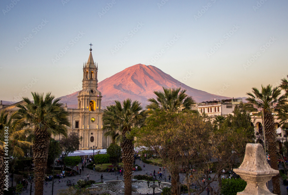 Catedral del Arequipa con el volcán Misti en el fondo