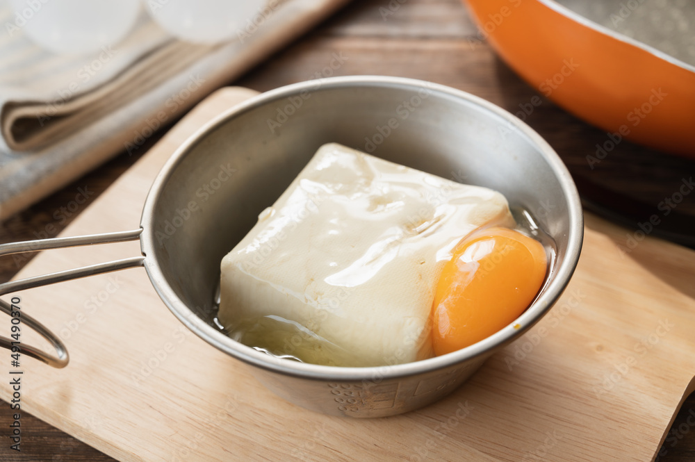 木綿豆腐と卵を混ぜる 木綿豆腐と卵を混ぜる