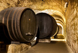 Großes Weinfass aus Holz im Weinkeller in Retz