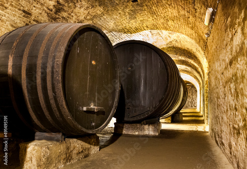 Großes Weinfass aus Holz im Weinkeller in Retz