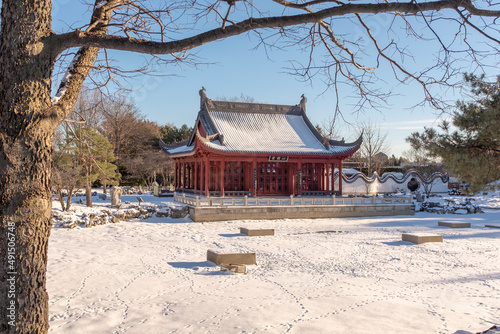Friendship hall of the Montreal's Chinese garden in winter © Dan Tiégo