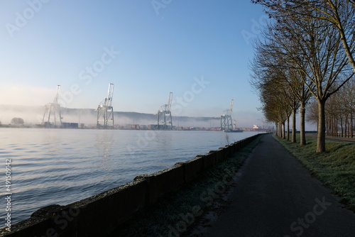 Port container terminal