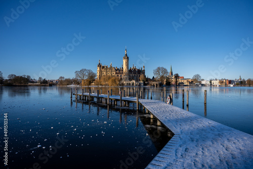 Winterlicher Blick auf das Schweriner Schloss © Kristin