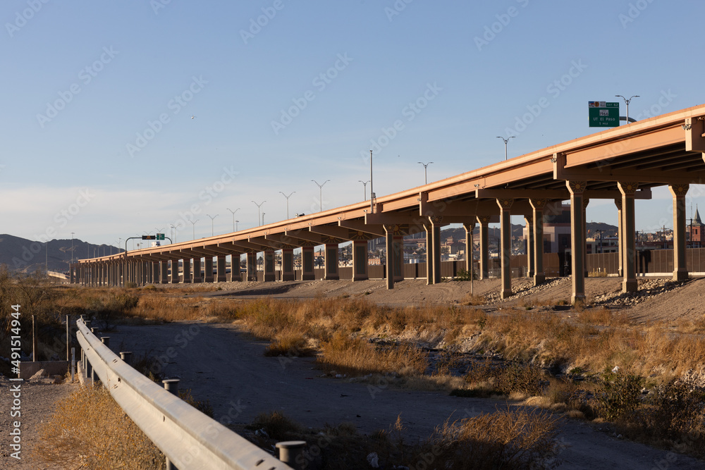 Obraz premium The Rio Bravo is the natural border between the United States and Mexico, while other extensions of the country are divided by the wall