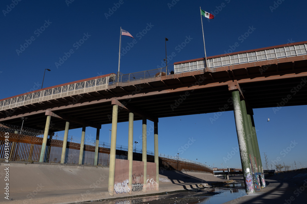 Obraz premium Santa Fe International Bridge, from Ciudad Juarez to El Paso Texas