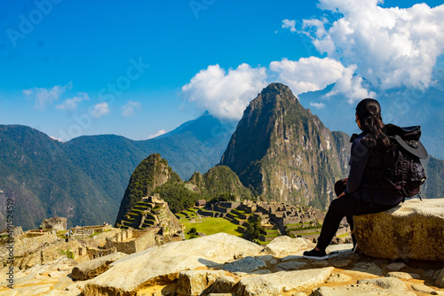 mujer sentada en la montaña, Machu Picchu,el turismo y el concepto de viaje.modo de vida saludable,mochila,	