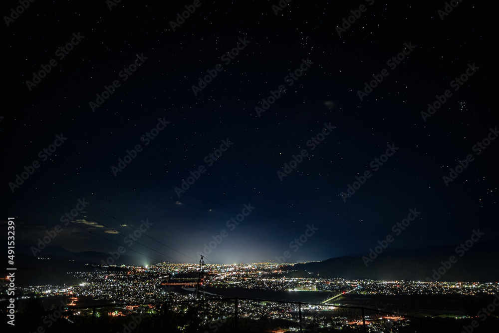 Fototapeta premium 山から見た夜景と星空