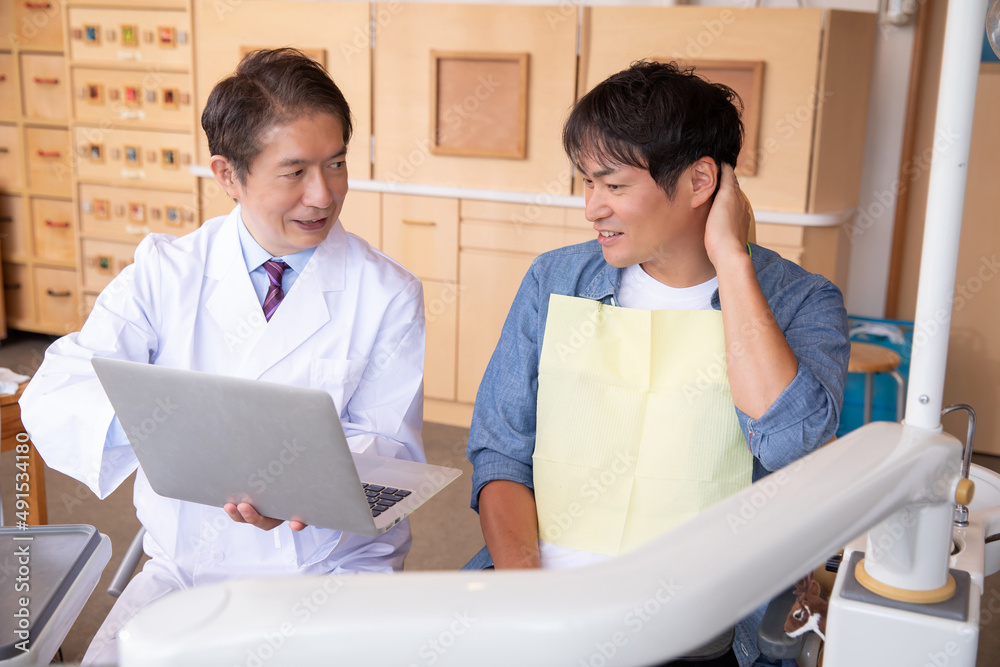 Obraz premium 歯医者と男性患者 