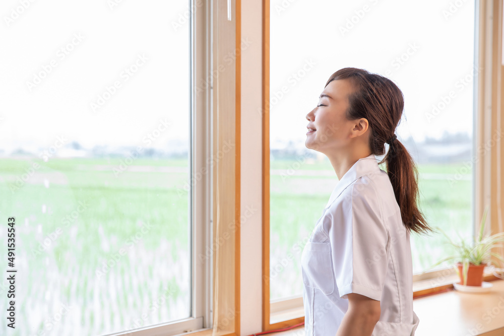 © buritora - 笑顔の看護師