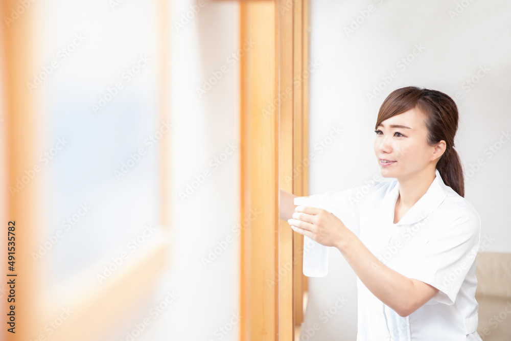 消毒をする医療スタッフ
消毒をする医療スタッフ