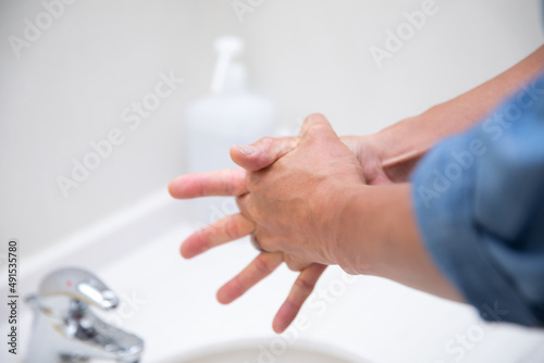 手洗いをする男性 