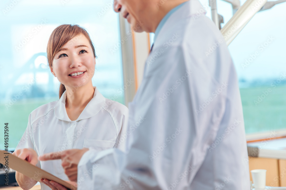 Obraz premium 看護師と医者 