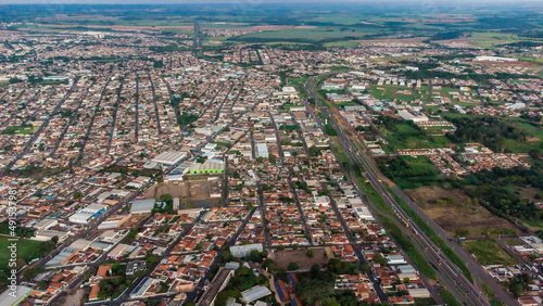 Vista aérea de uma cidade de diversos pontos em um fim d etarde no verão © Cleisson