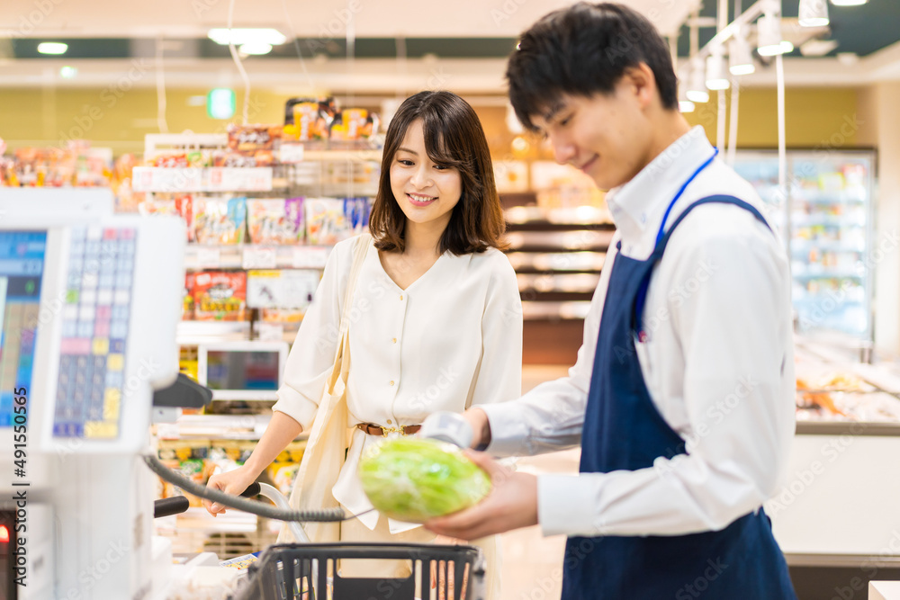 Naklejka premium スーパーで食料品の買い物をする人