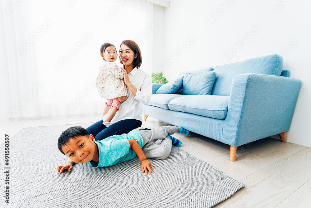 家で子どもたちと遊ぶ若い主婦 家で子どもたちと遊ぶ若い主婦