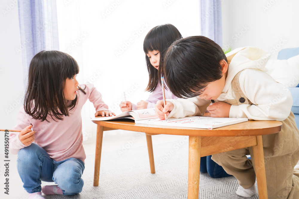 部屋でお勉強をする子どもたち 部屋でお勉強をする子どもたち